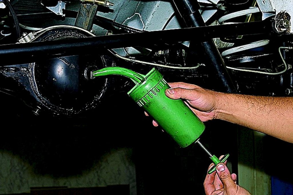 Замена масла в редукторе заднего моста